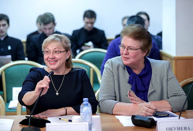 Член Комитета по культуре Светлана Савченко и Первый заместитель Председателя Комитета по вопросам семьи, женщин и детей Ольга Окунева