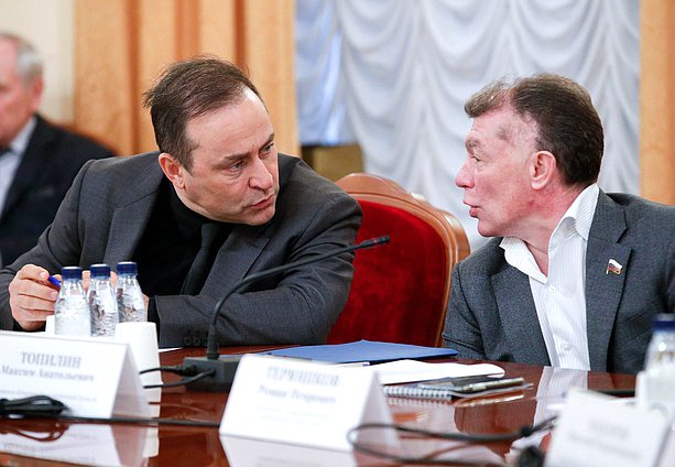 Председатель Комитета по физической культуре и спорту Дмитрий Свищев и Председатель Комитета по экономической политике Максим Топилин