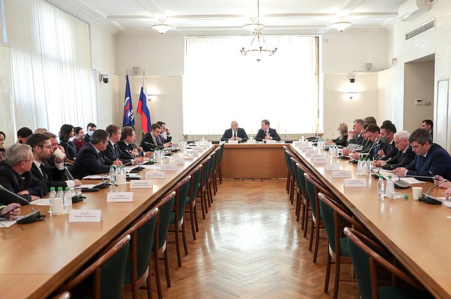 Заседание Комитета по природным ресурсам, собственности и земельным отношениям с участием Министра природных ресурсов и экологии Александра Козлова