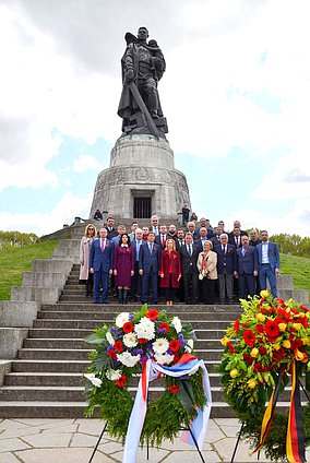 Делегация Государственной Думы возложила цветы к памятнику воину-освободителю в Трептов-парке в Берлине