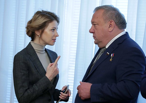Deputy Chairwoman of the Committee on International Affairs Natalia Poklonskaia and Chairman of the Committee on Defence Vladimir Shamanov