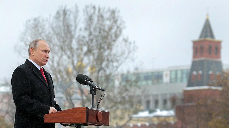 Президент России Владимир Путин во время выступления на открытии памятника святому равноапостольному князю Владимиру на Боровицкой площади.