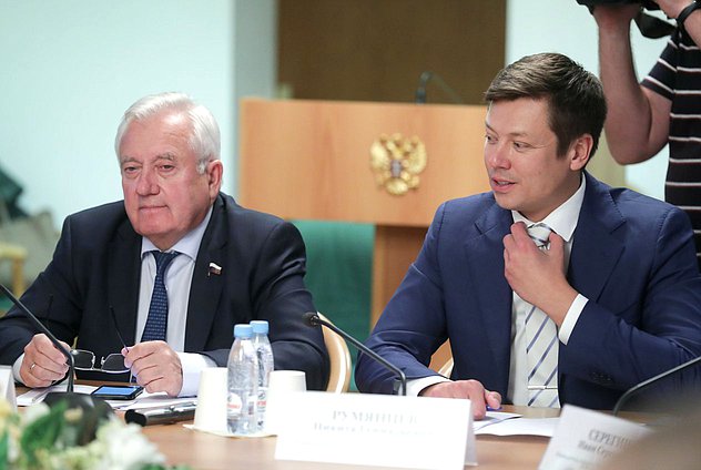 Члены Комитета по контролю Леонид Ивлев и Никита Румянцев