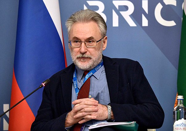 Distinguished Professor of the Higher School of Economics, St. Petersburg, Head of the Research and Education Laboratory “Sociology of Education and Science” Daniil Alexandrov