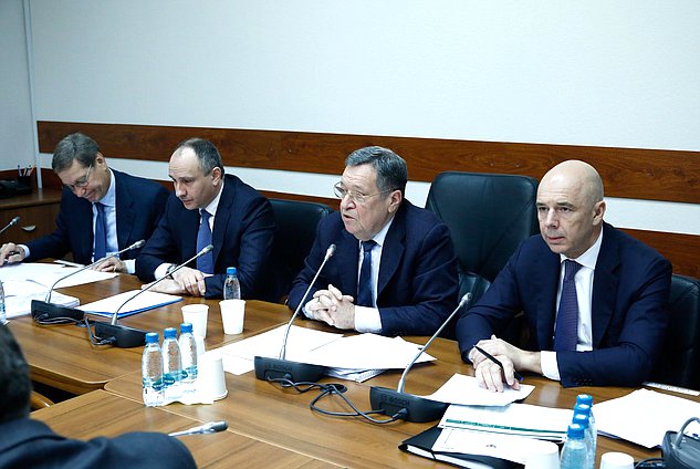 Первый заместитель Председателя Государственной Думы Александр Жуков, Председатель Счетной палаты РФ Борис Ковальчук, Председатель Комитета по бюджету и налогам Андрей Макаров и Министр финансов РФ Антон Силуанов