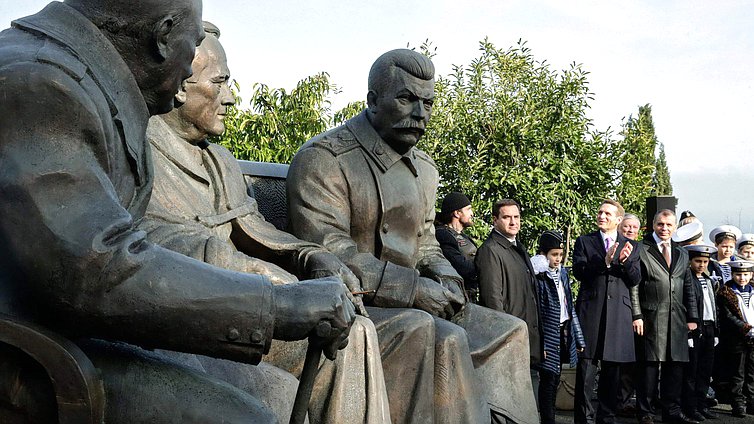 Открытие памятника лидерам антигитлеровской коалиции-участникам Ялтинской конференции 1945 г. Ф. Рузвельту, И.В. Сталину и У. Черчиллю.