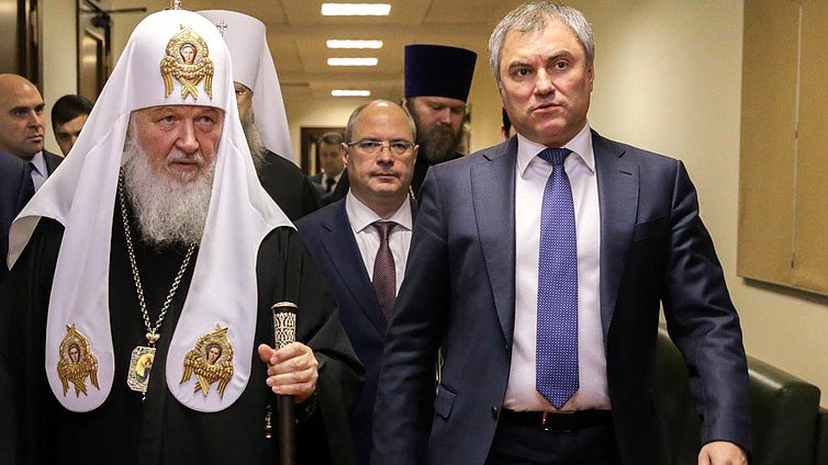 Патриарх Московский и всея Руси Кирилл и Председатель Государственной Думы Вячеслав Володин перед открытием V Рождественских Парламентских встреч. Фото: Анна Исакова/Фотослужба Государственной Думы