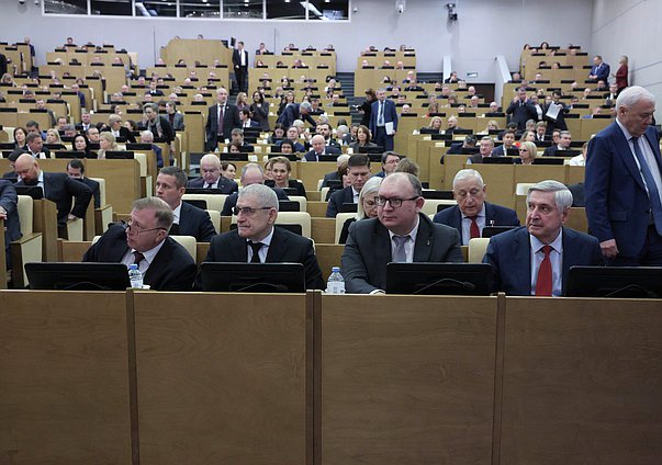 Первый заместитель Председателя Государственной Думы Иван Мельников (справа)