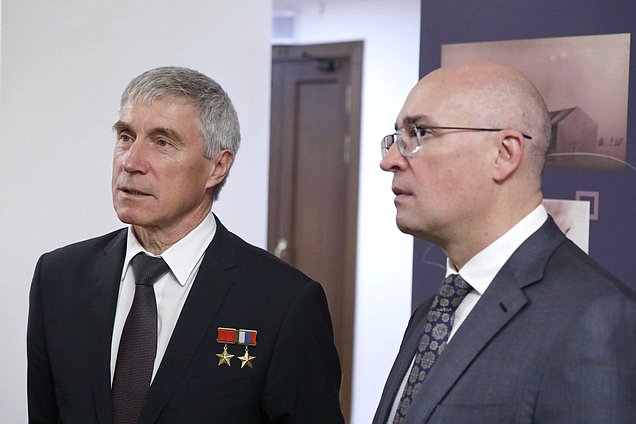 Заместитель гендиректора государственной корпорации «Роскосмос» по пилотируемым и автоматическим комплексам Сергей Крикалев и генеральный директор ТАСС Андрей Кондрашов