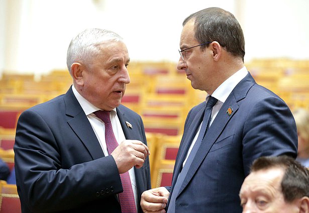 Председатель Комитета по региональной политике и проблемам Севера и Дальнего Востока Николай Харитонов (слева)