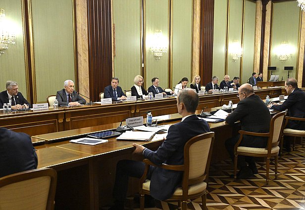 Встреча Председателя Правительства РФ Михаила Мишустина с членами фракции "Единая Россия" в преддверии отчета Правительства РФ за 2025 год. Фото пресс-службы Правительства РФ