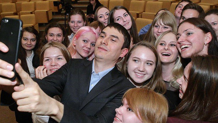 В рамках цикла лекций "Литература из первых уст", состоялась лекция Сергея Шаргунова, писателя, главного редактора сайта "Свободная пресса".