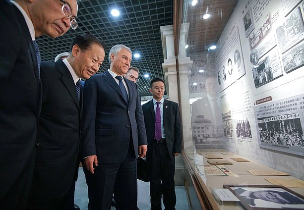 国家杜马主席维亚切斯拉夫·沃洛金对中华人民共和国进行正式访问。 第三天