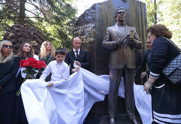 Открытие памятника на могиле Иосифа Кобзона в первую годовщину его смерти