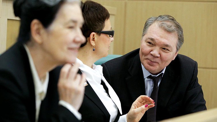 Председатель Комитета по делам СНГ, евразийской интеграции и связям с соотечественниками Леонид Калашников во время заседания.