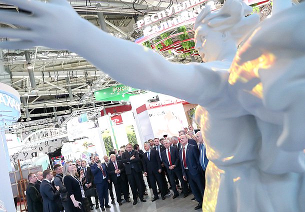 Председатель Государственной Думы Вячеслав Володин и депутаты посетили Международную выставку-форум «Россия»