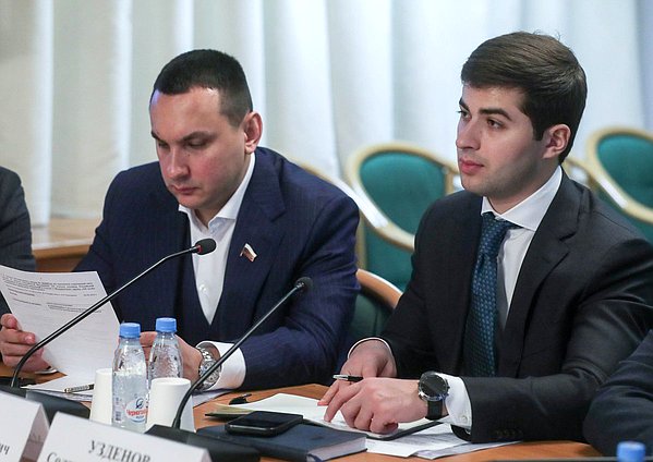 Члены Комитета по экологии, природным ресурсам и охране окружающей среды Максим Иванов и Солтан Узденов