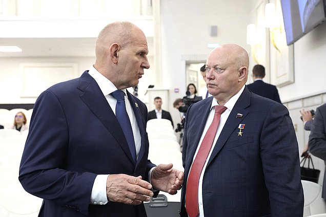 Сенатор РФ Александр Карелин и Первый заместитель Председателя Комитета по обороне Андрей Красов