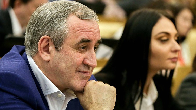 Заместитель Председателя Государственной Думы Сергей Неверов во время парламентских слушаний