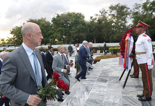 Colocación de una ofrenda floral ante el el Monumento al Soldado Internacionalista Soviético en La Habana