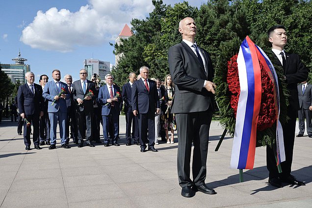 Председатель Государственной Думы Вячеслав Володин и депутаты ГД возложили цветы к Памятнику советским летчикам-освободителям в Чанчуне (КНР)