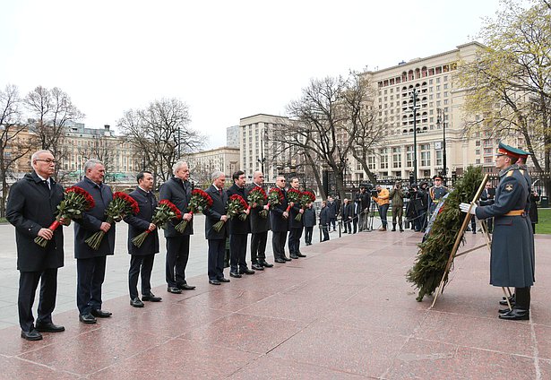 Главы делегаций стран-участниц ОДКБ возложили цветы к Могиле Неизвестного солдата