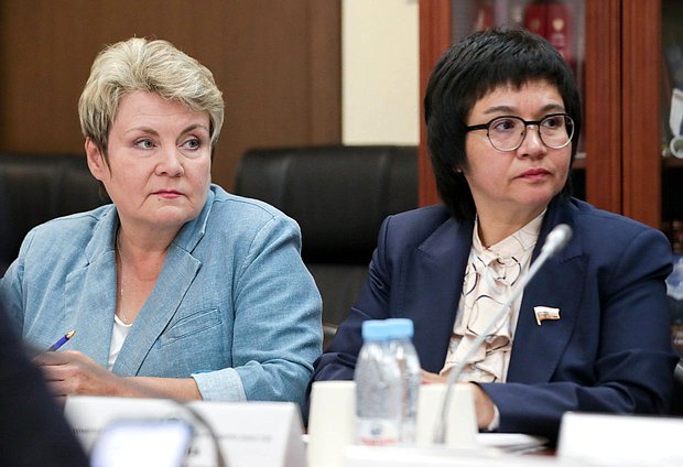 Члены Комитета по делам национальностей Лариса Буранова и Елена Евтюхова