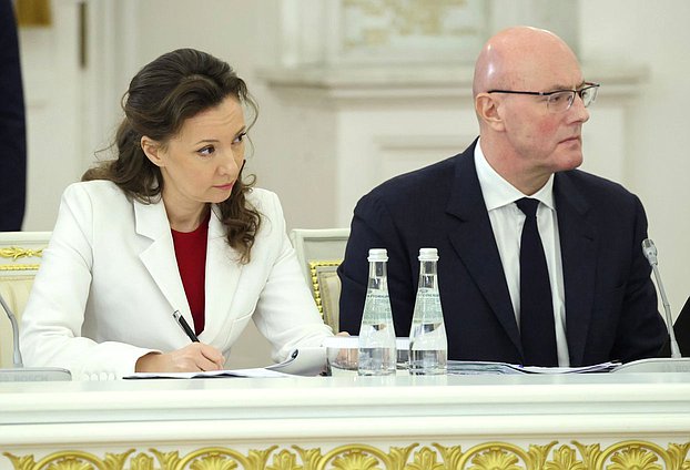 Заместитель Председателя Государственной Думы Анна Кузнецова и заместитель Председателя Правительства РФ Дмитрий Чернышенко