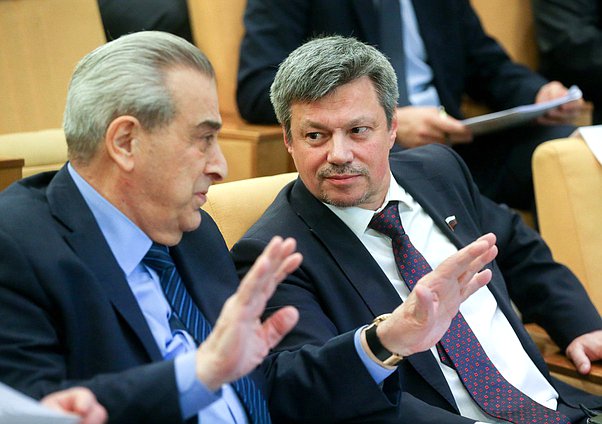 Член Комитета по экономической политике, промышленности, инновационному развитию и предпринимательству Андрей Ветлужских (справа)