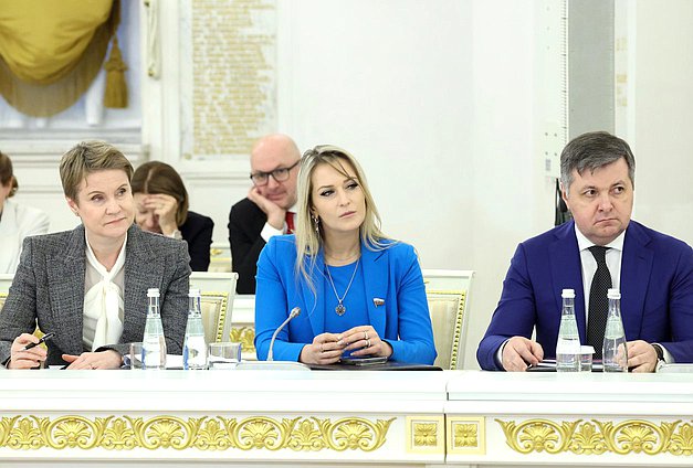 Председатель Комитета по развитию гражданского общества, вопросам общественных и религиозных объединений Яна Лантратова (в центре)