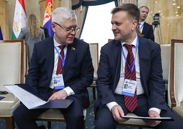 Председатель Комитета по безопасности и противодействию коррупции Василий Пискарев и Председатель Комитета по региональной политике и местному самоуправлению Алексей Диденко