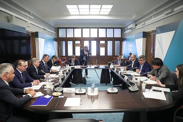 Встреча Министра транспорта РФ Виталия Савельева с членами фракции «Новые люди»