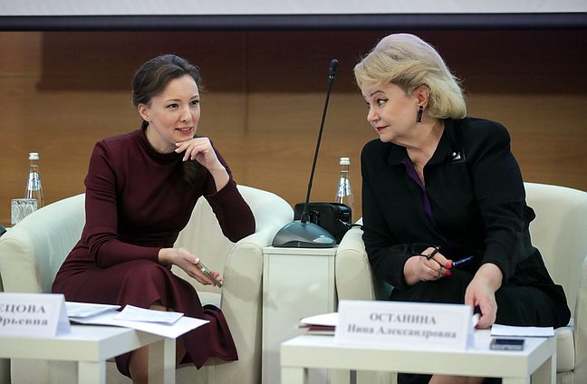 Заместитель Председателя Государственной Думы Анна Кузнецова и Председатель Комитета по вопросам семьи, женщин и детей Нина Останина