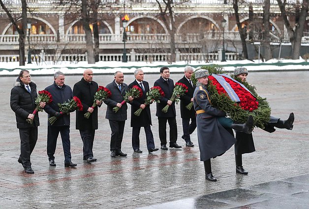 Председатель Государственной Думы Вячеслав Володин и главы делегаций стран-участниц ОДКБ возложили цветы к Могиле Неизвестного Солдата