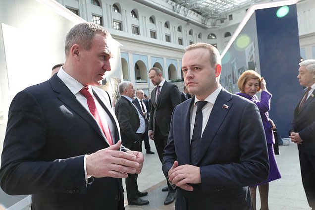 Заместитель Председателя Государственной Думы Владислав Даванков (справа)