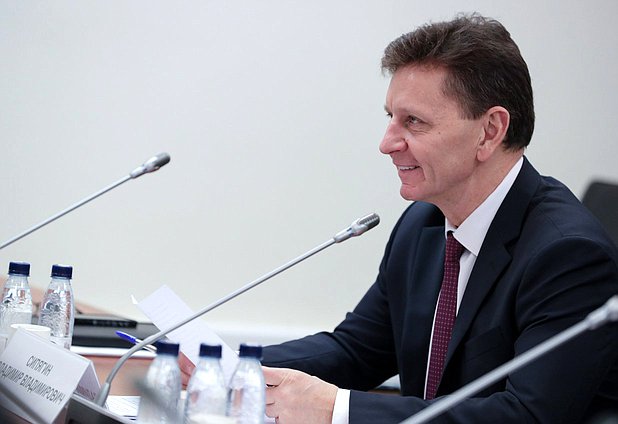 Первый заместитель Председателя Комитета по науке и высшему образованию Владимир Сипягин
