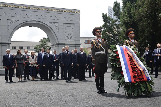 Председатель Государственной Думы Вячеслав Володин и депутаты ГД почтили память советских воинов, сражавшихся за освобождение Кореи