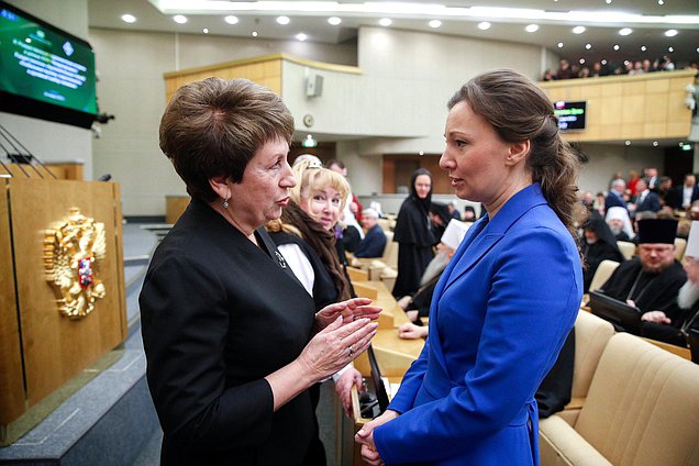 Заместитель Председателя Государственной Думы Анна Кузнецова (справа)