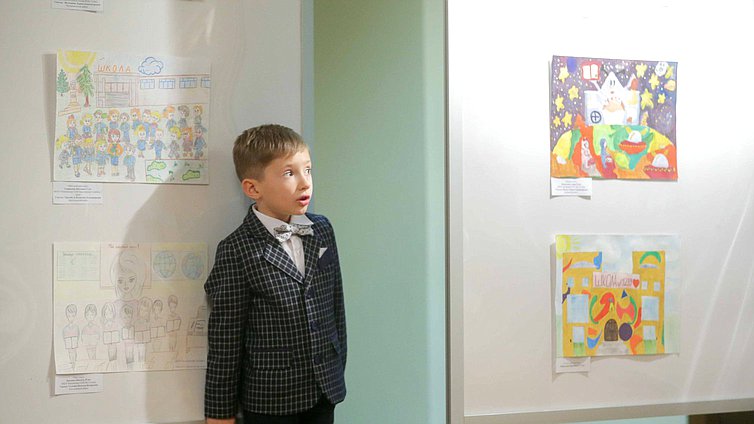 Открытие художественной выставки детских работ регионального конкурса «Любимая школа глазами детей»