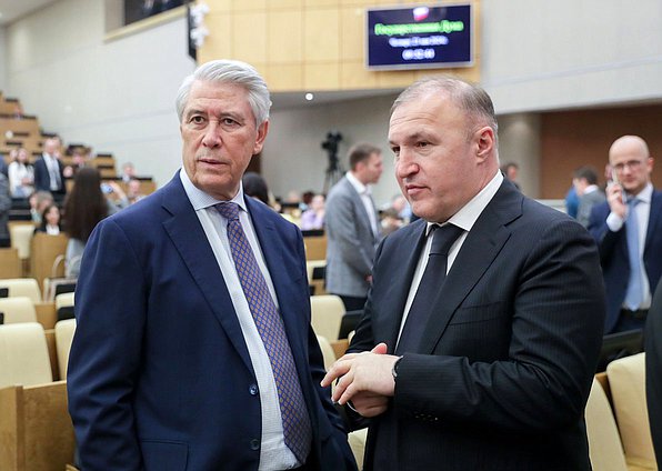 Глава Республики Адыгея Мурат Кумпилов (справа)