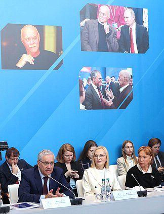 Генеральный директор ФГУП «Всероссийская государственная телерадиокомпания» (ВГТРК) Олег Добродеев, заместитель Председателя Государственной Думы Ирина Яровая и генеральный директор ООО «Киностудия «Вертикаль» Екатерина Маскина