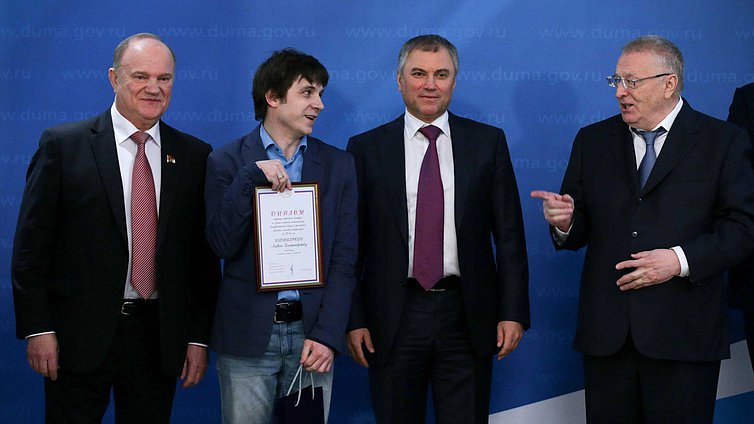 Председатель фракции КПРФ Геннадий Зюганов, Председатель Государственной Думы Вячеслав Володин и председатель фракции ЛДПР Владимир Жириновский во время встречи с представителями прессы, посвященной Дню российской печати. Фото: Анна Исакова/Фотослужба Государственной Думы