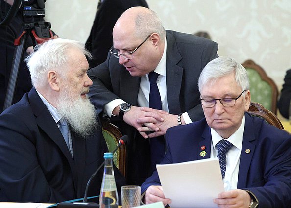 Председатель Комитета по вопросам собственности, земельным и имущественным отношениям Сергей Гаврилов (в центре)