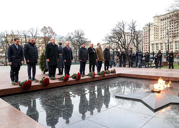 Вячеслав Володин и главы делегаций стран — членов ПА ОДКБ возложили цветы к Могиле Неизвестного Солдата