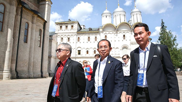 Участники Международного форума «Развитие парламентаризма» посетили Московский Кремль