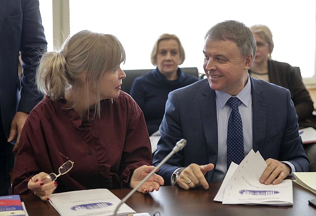 Члены Комитета по государственному строительству и законодательству Ирина Белых и Николай Брыкин