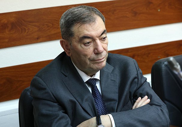 Первый заместитель Председателя Комитета по бюджету и налогам Леонид Симановский