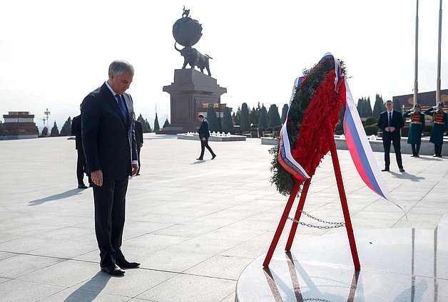 Председатель Государственной Думы Вячеслав Володин возложил венок к мемориальному комплексу «Народная память»