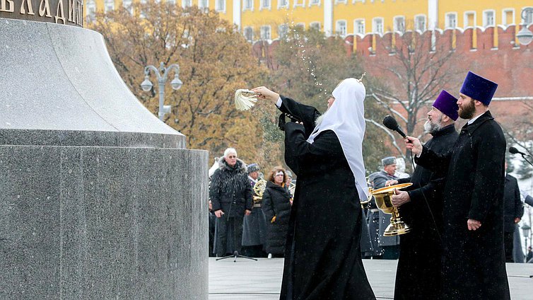 Патриарх Московский и всея Руси Кирилл во время освящения памятника святому равноапостольному князю Владимиру на Боровицкой площади.