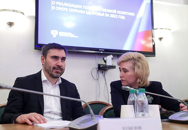 Члены Комитета по охране здоровья Дмитрий Хубезов и Тамара Фролова
